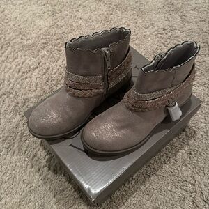 Brand new Crown vintage girl boots size 13